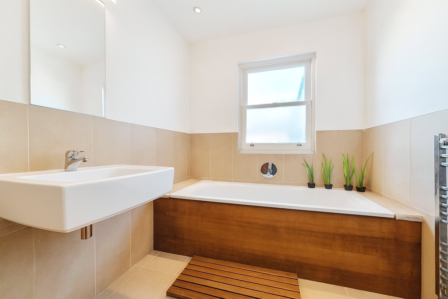 Main Bathroom Main Bathroom