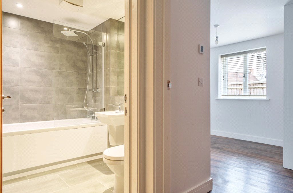Bathroom/Bedroom Bathroom/Bedroom