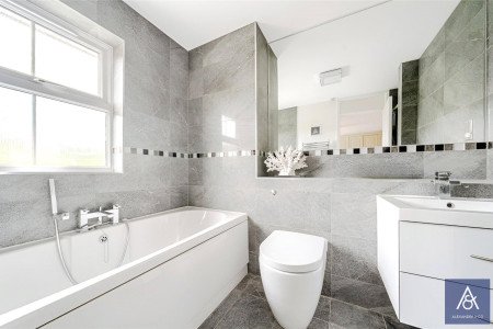 En-Suite Bathroom En-Suite Bathroom
