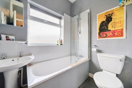 Flat 6 Bathroom