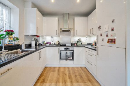 1356832-10-690095...