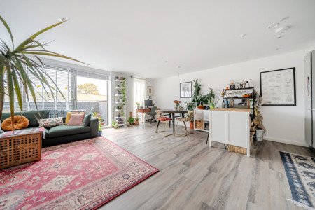 1374067-10-6904bf...